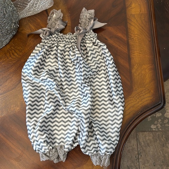 Satin bubble romper - Picture 5 of 6